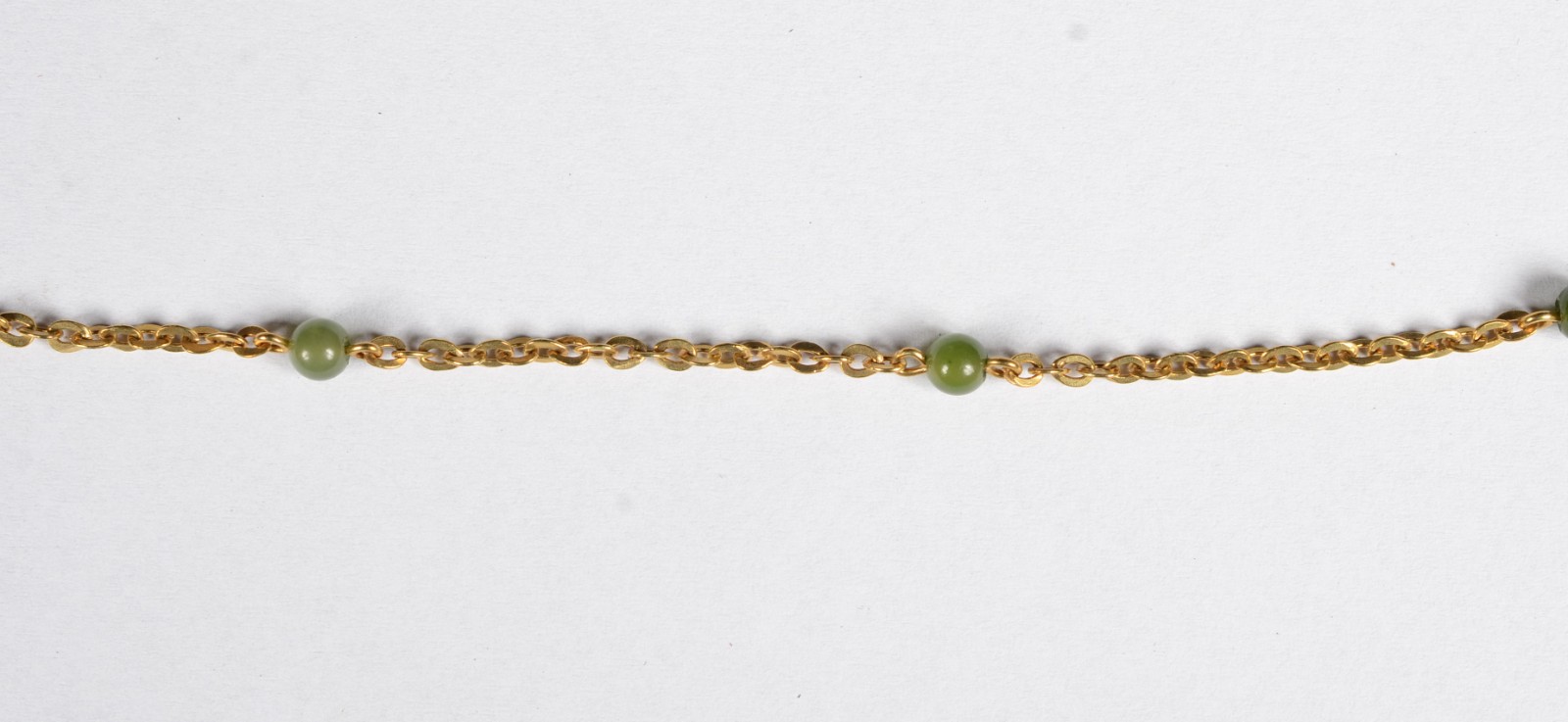Colar de ouro 18 k com pedras verdes. (Por motivos de segurança a... - foto 2 de 5