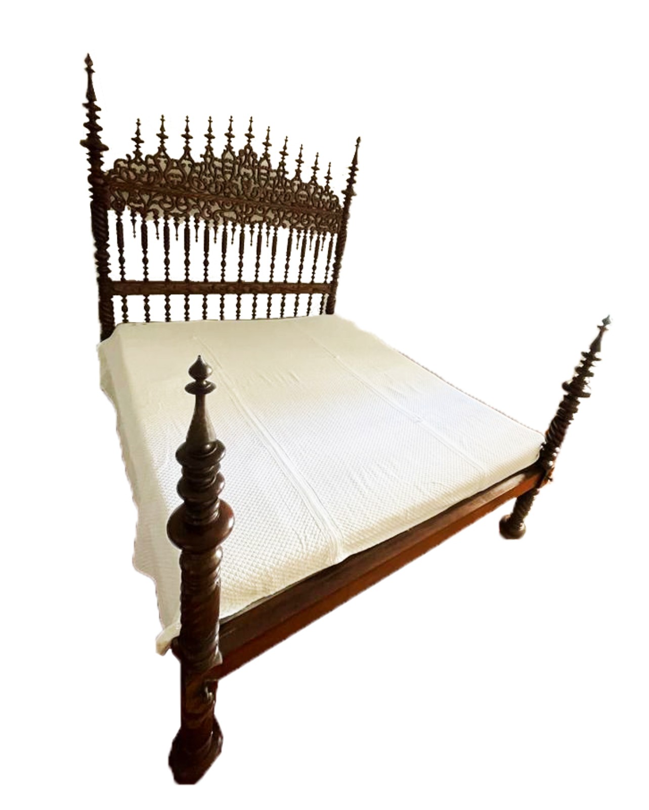 Cama de casal de madeira nobre trabalhada em hastes torneadas e... - foto 1 de 5