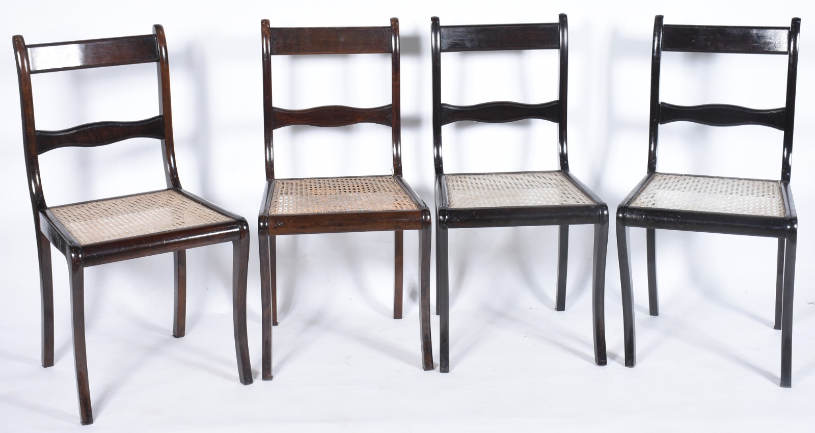 Quatro cadeiras para sala de jantar de madeira nobre, assentos de... - foto 1 de 6