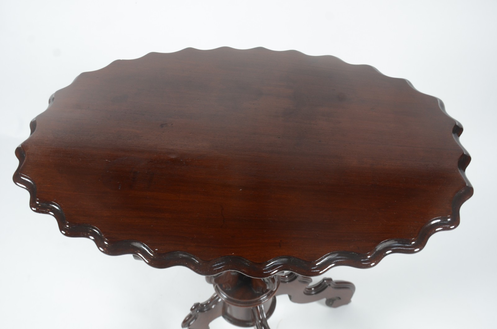 Mesa auxiliar de madeira nobre, tampo oval com borda trabalhada... - foto 3 de 7