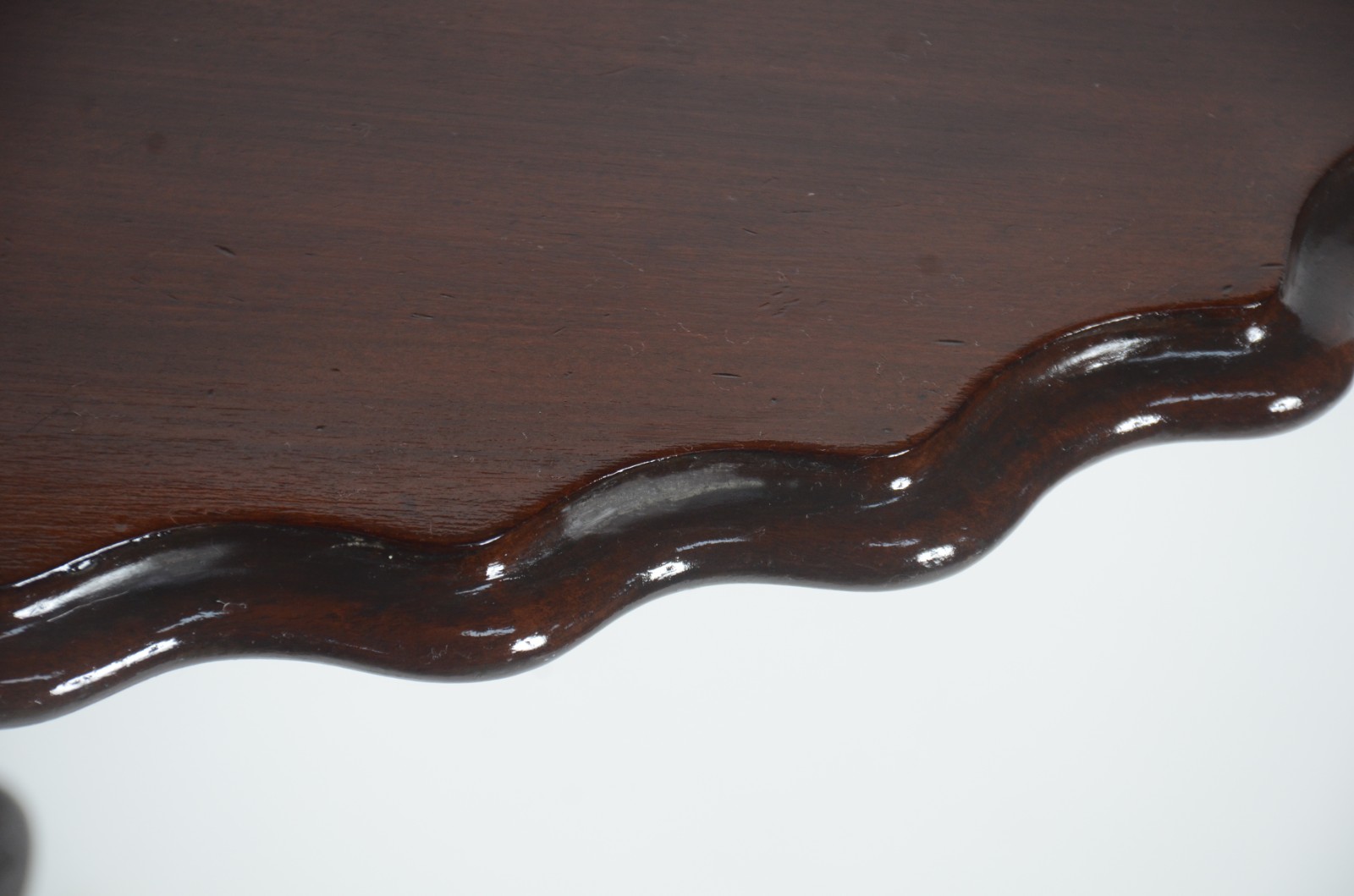 Mesa auxiliar de madeira nobre, tampo oval com borda trabalhada... - foto 4 de 7