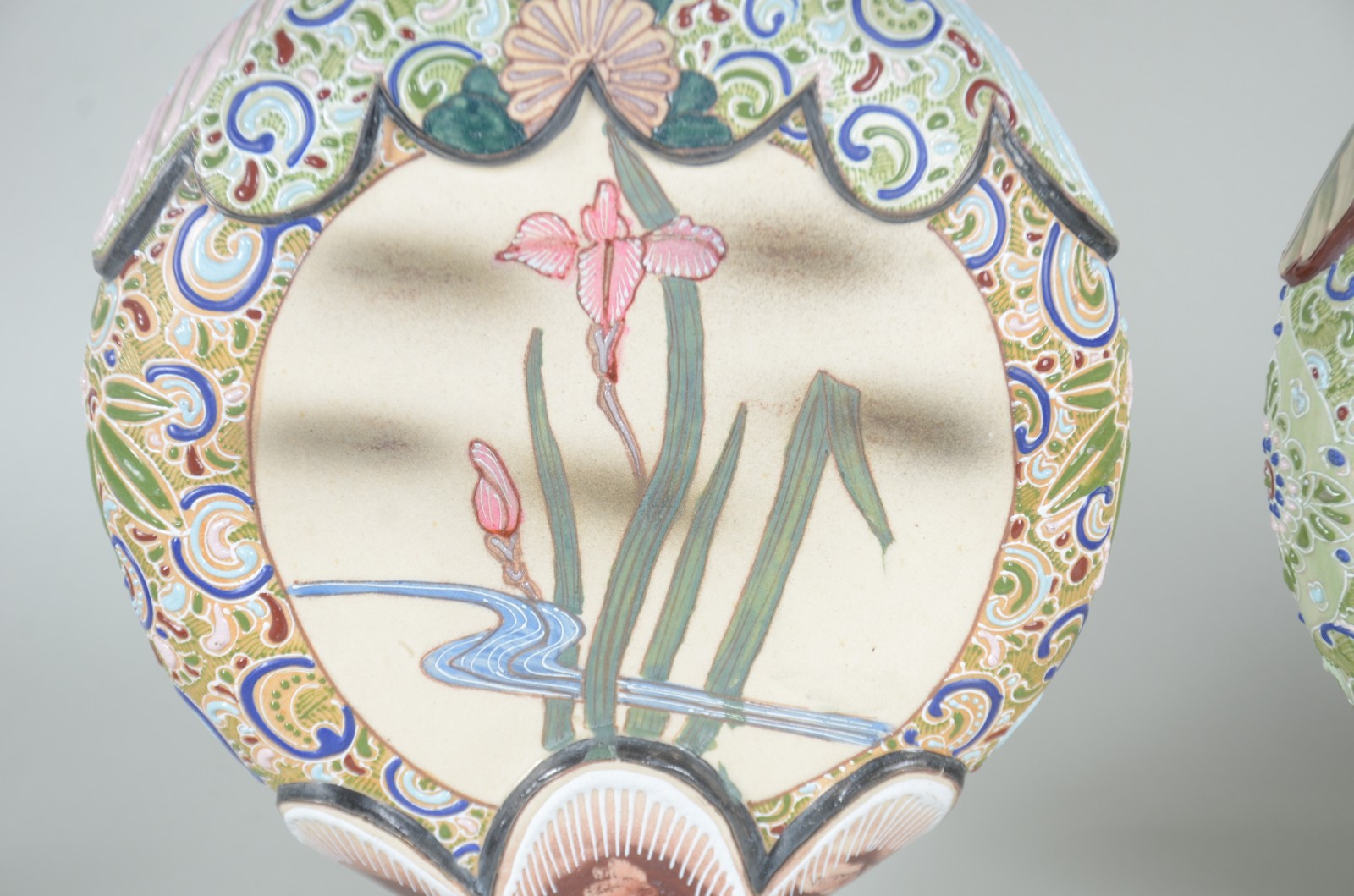 Par de ânforas de faiança japonesa de Satzuma, decorados de um lado... - foto 6 de 11