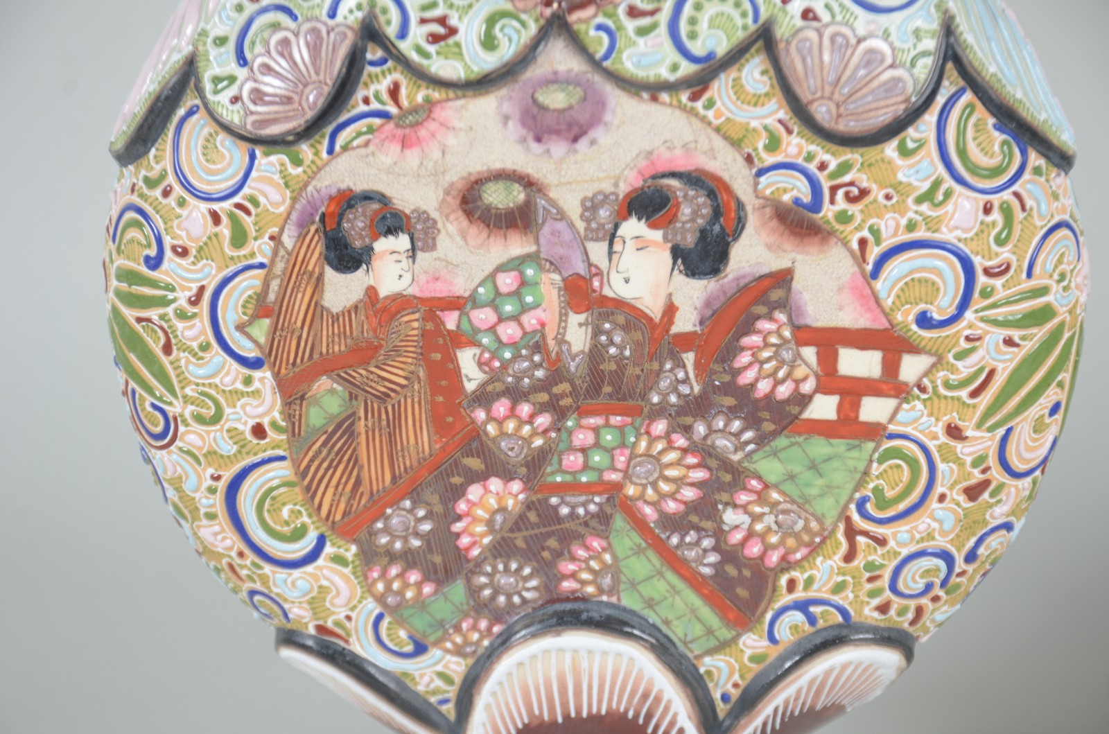 Par de ânforas de faiança japonesa de Satzuma, decorados de um lado... - foto 2 de 11