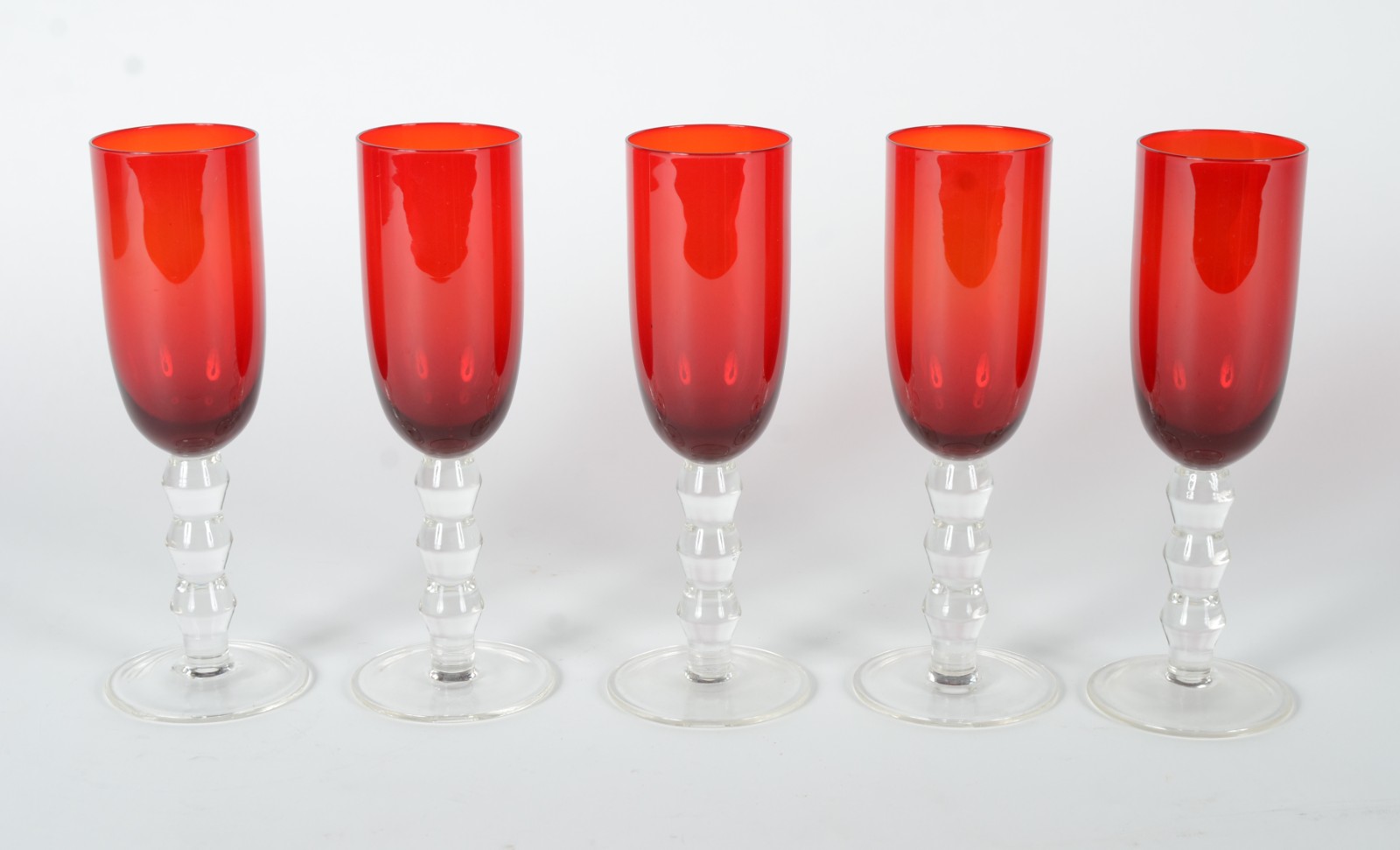 Cinco flutes para champagne de cristal vermelho. - foto 1 de 5