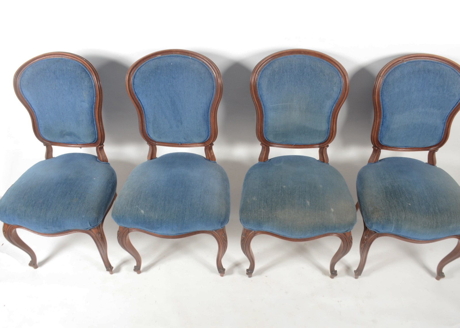 Conjunto de 4 cadeiras de madeira nobre, estilo Luiz XV, estofadas e... - foto 2 de 11
