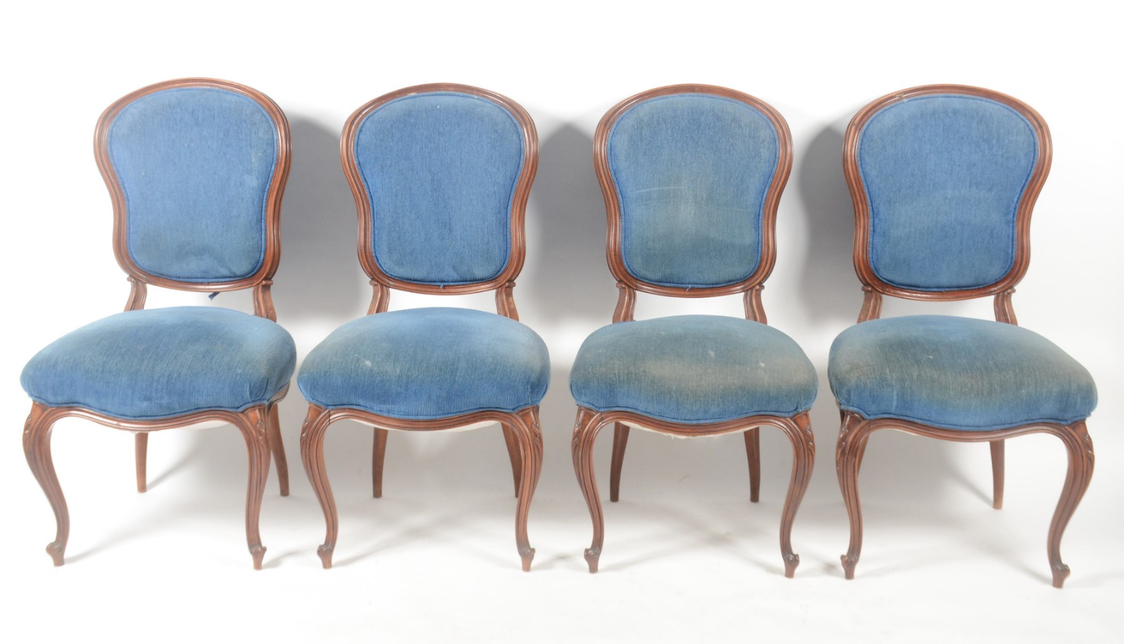 Conjunto de 4 cadeiras de madeira nobre, estilo Luiz XV, estofadas e... - foto 4 de 11