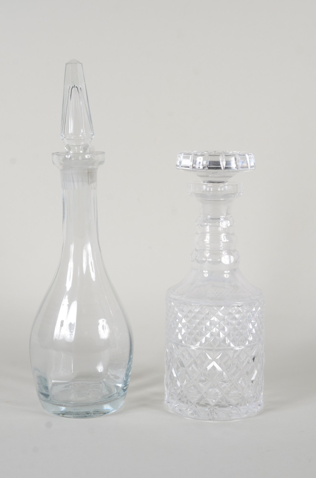 Duas garrafas de cristal, sendo uma lisa e outra lapidada. - foto 1 de 10