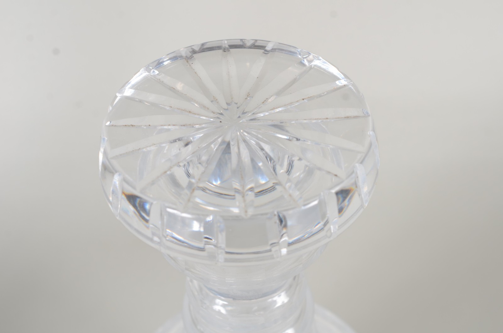 Duas garrafas de cristal, sendo uma lisa e outra lapidada. - foto 3 de 10