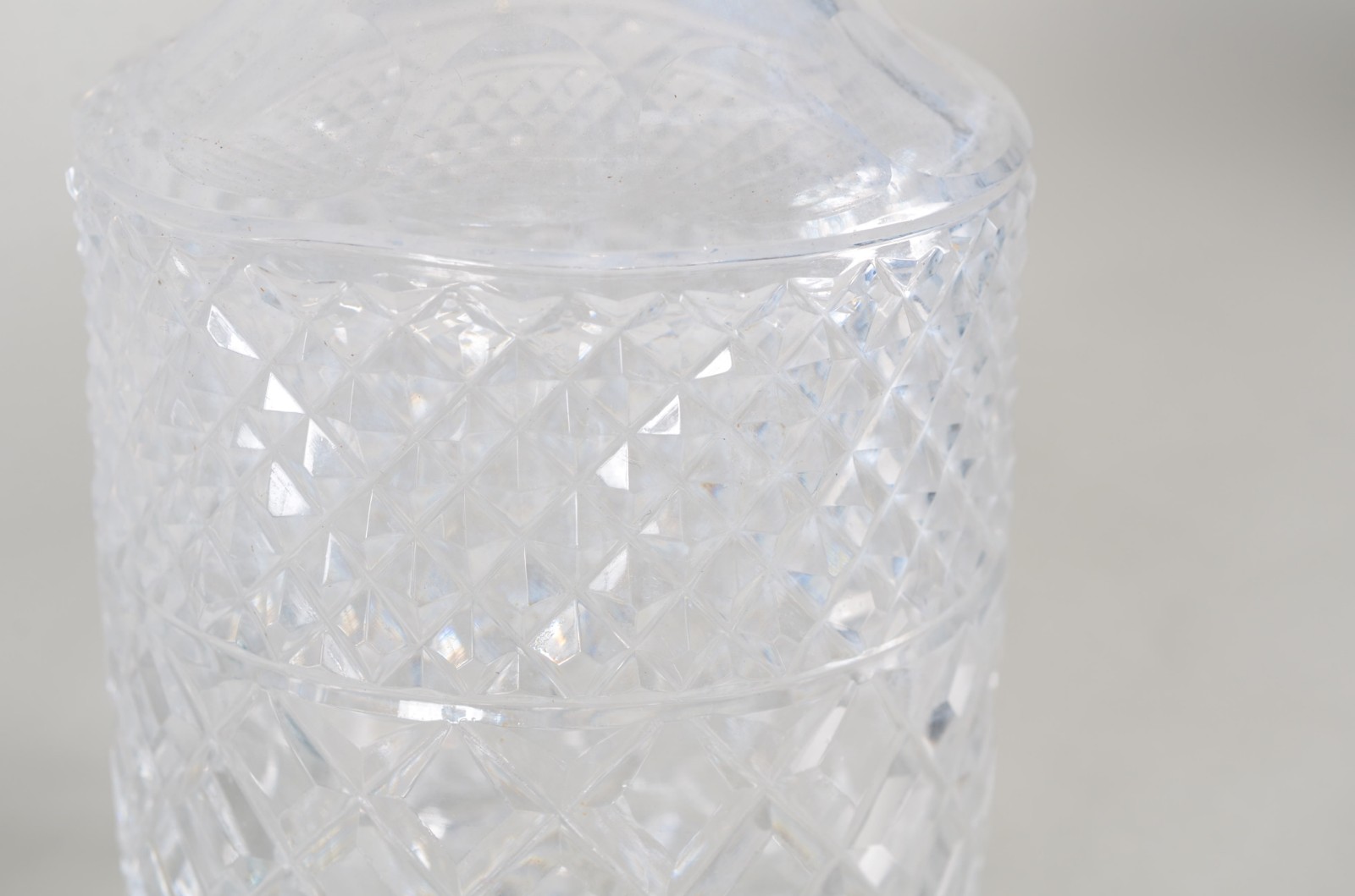Duas garrafas de cristal, sendo uma lisa e outra lapidada. - foto 6 de 10