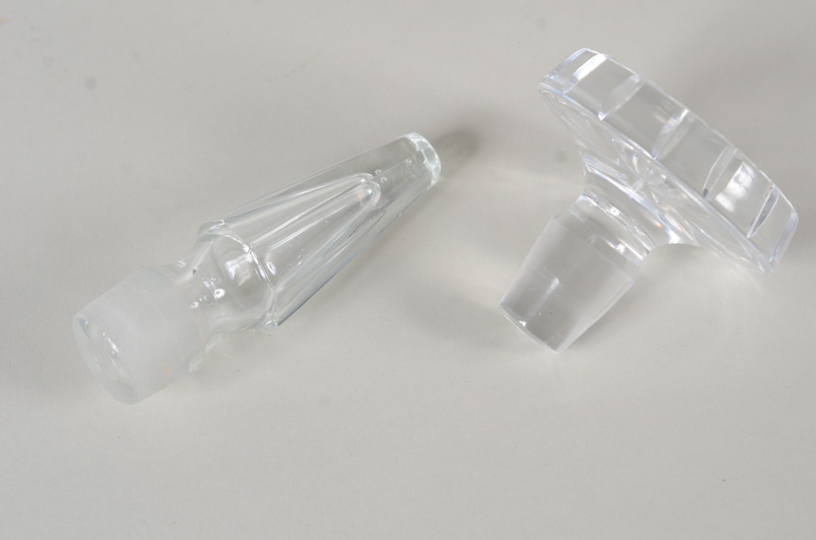 Duas garrafas de cristal, sendo uma lisa e outra lapidada. - foto 8 de 10