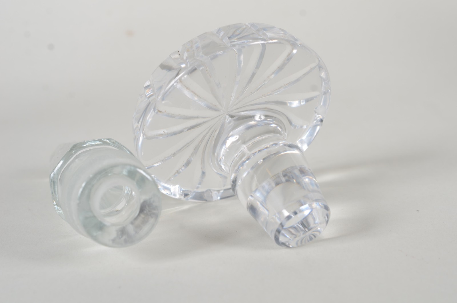 Duas garrafas de cristal, sendo uma lisa e outra lapidada. - foto 9 de 10