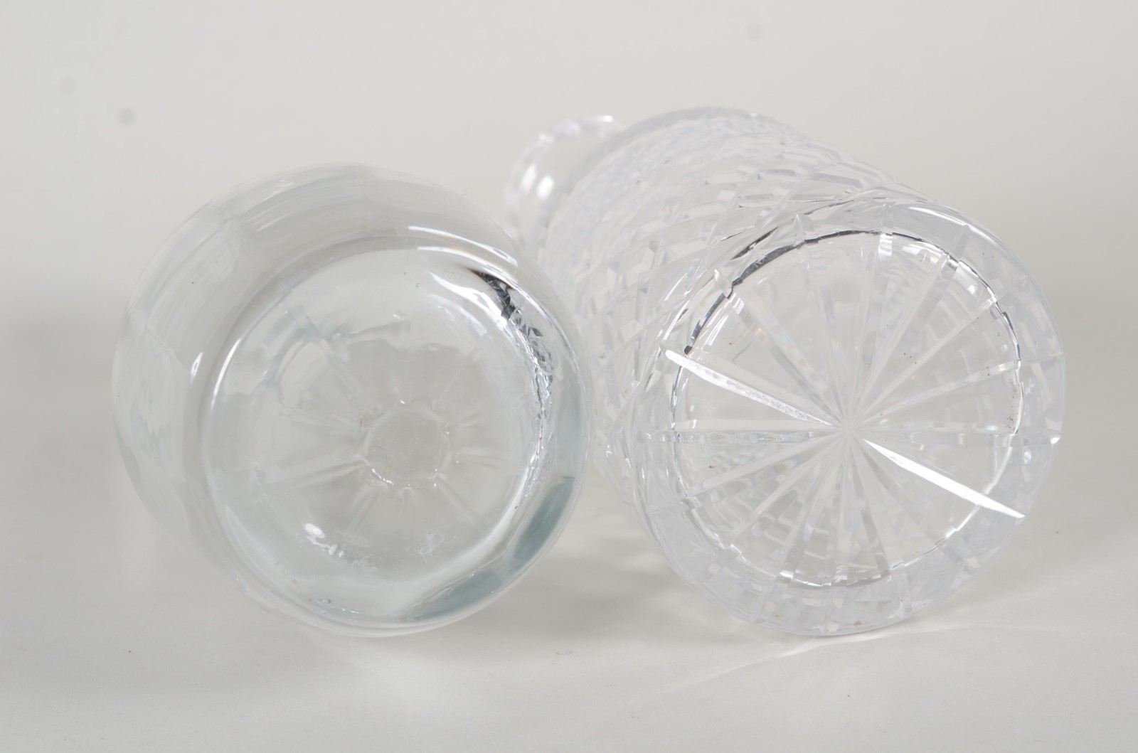 Duas garrafas de cristal, sendo uma lisa e outra lapidada. - foto 10 de 10