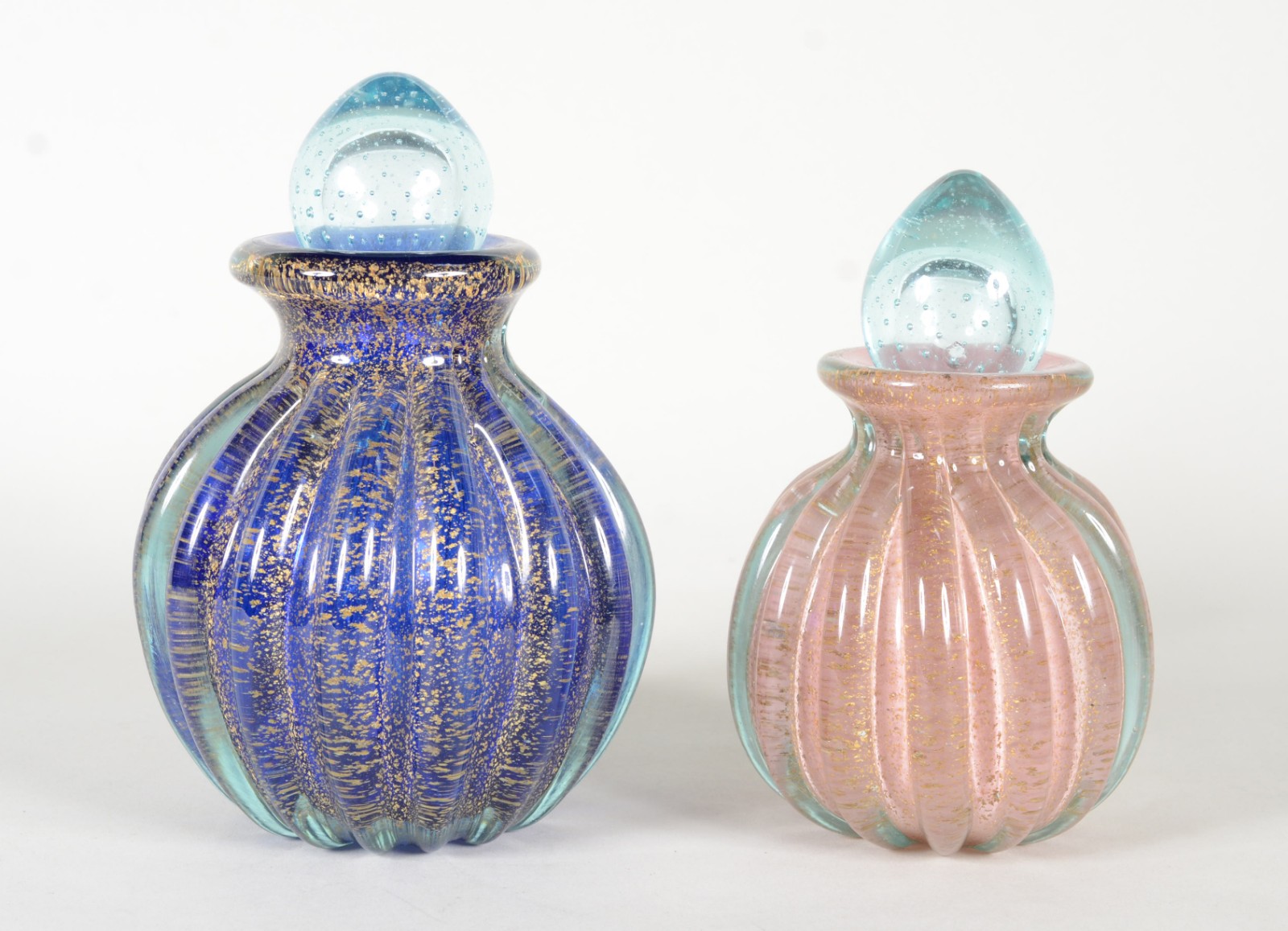 Duas garrafas de vidro decorativo, trabalhadas em gomos na cor azul e... - foto 1 de 10