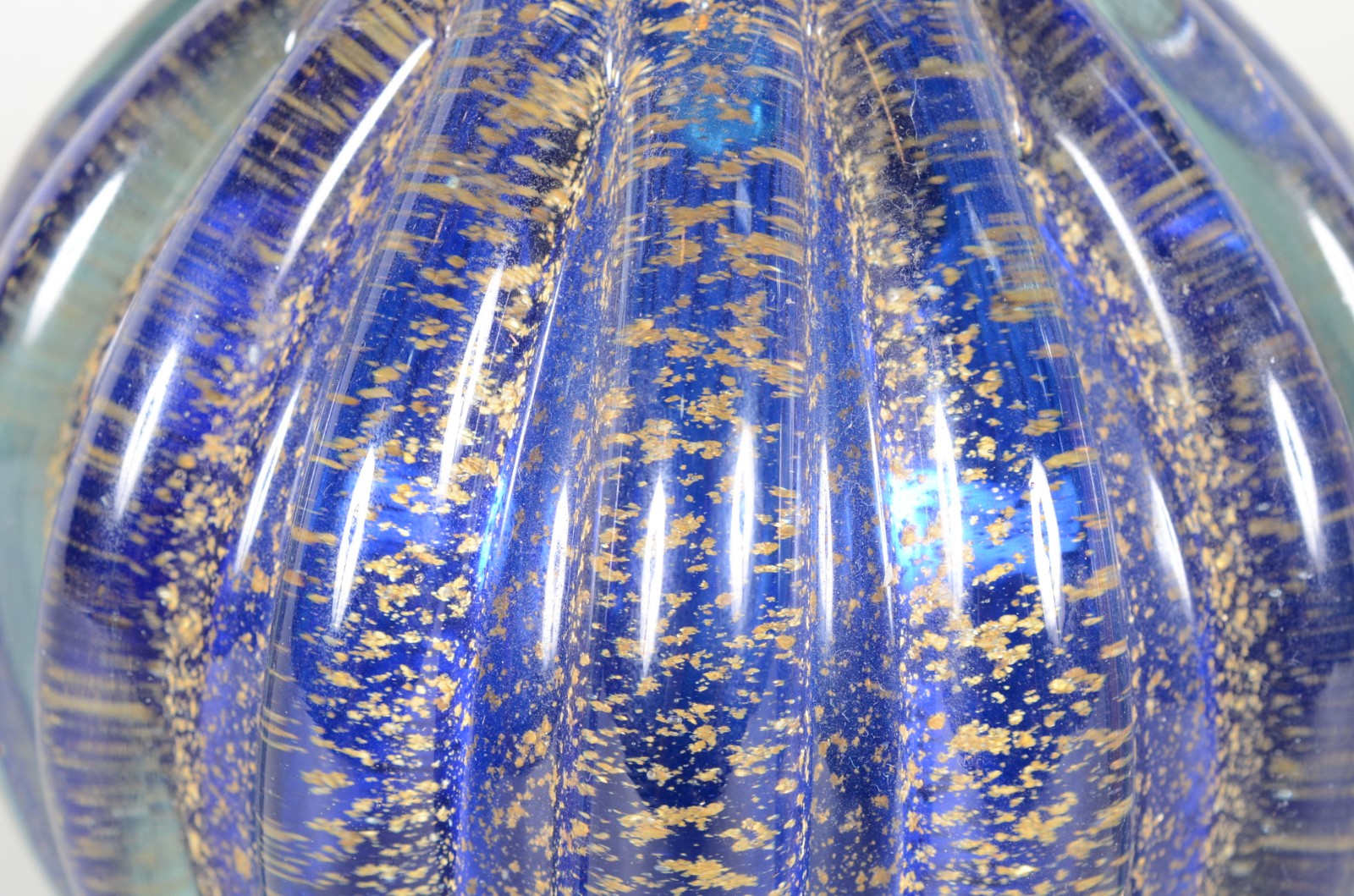 Duas garrafas de vidro decorativo, trabalhadas em gomos na cor azul e... - foto 2 de 10
