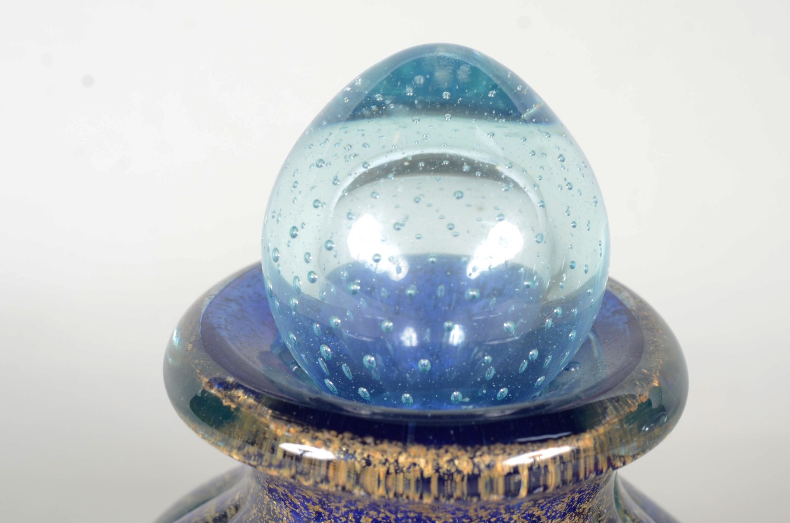 Duas garrafas de vidro decorativo, trabalhadas em gomos na cor azul e... - foto 5 de 10
