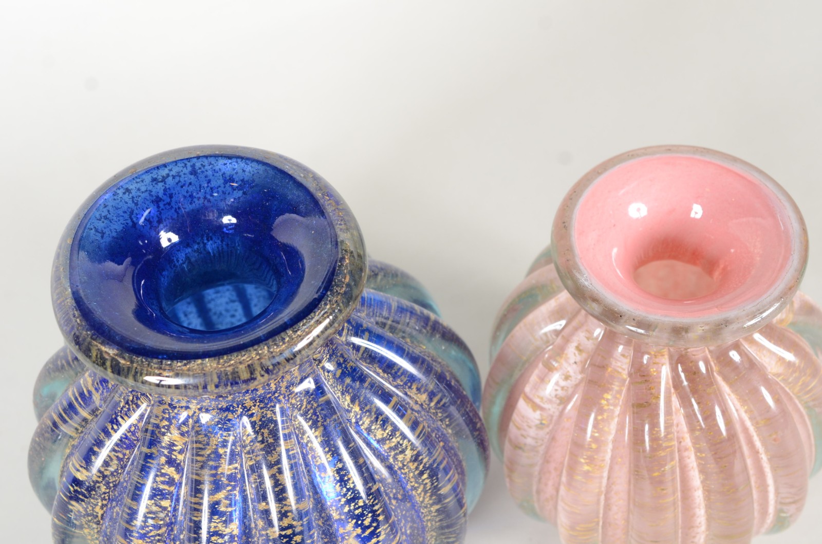 Duas garrafas de vidro decorativo, trabalhadas em gomos na cor azul e... - foto 7 de 10