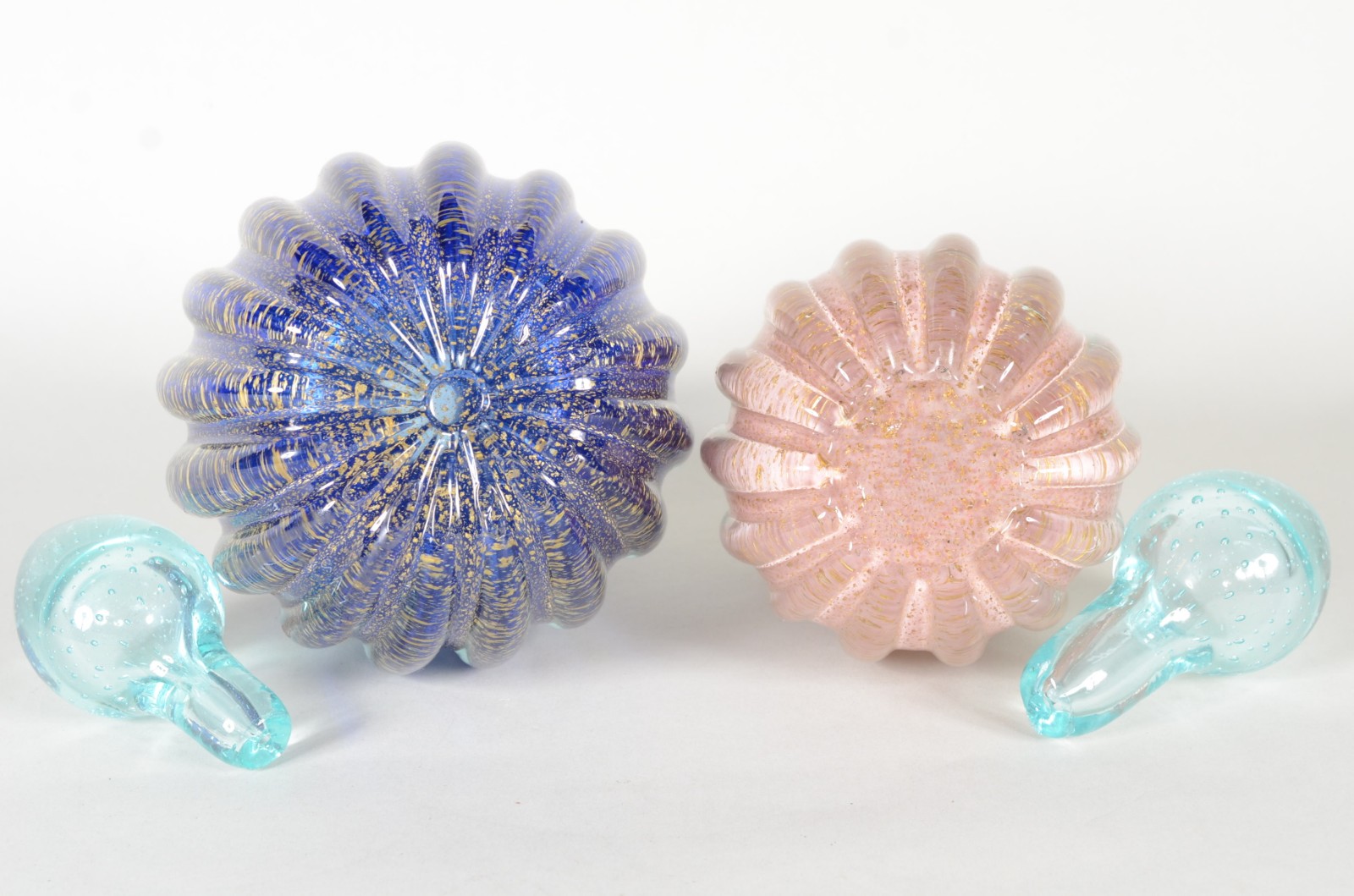Duas garrafas de vidro decorativo, trabalhadas em gomos na cor azul e... - foto 8 de 10