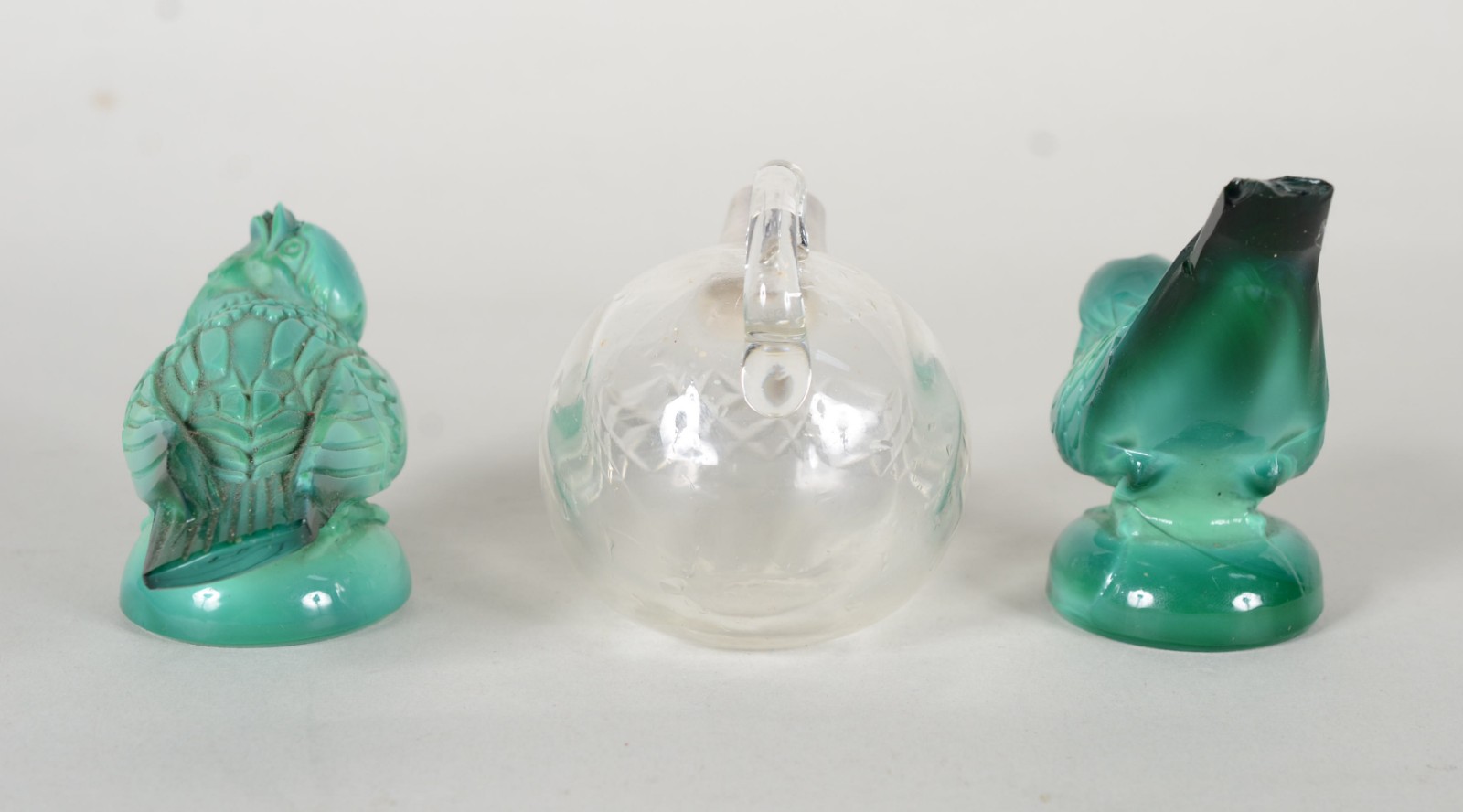 Três peças diversas, sendo: 2 esculturas de pedra verde representando... - foto 2 de 9