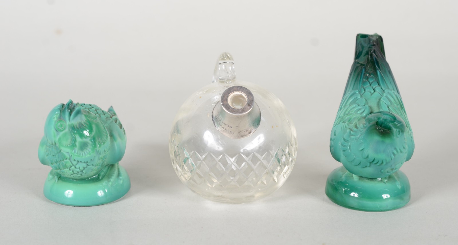 Três peças diversas, sendo: 2 esculturas de pedra verde representando... - foto 4 de 9