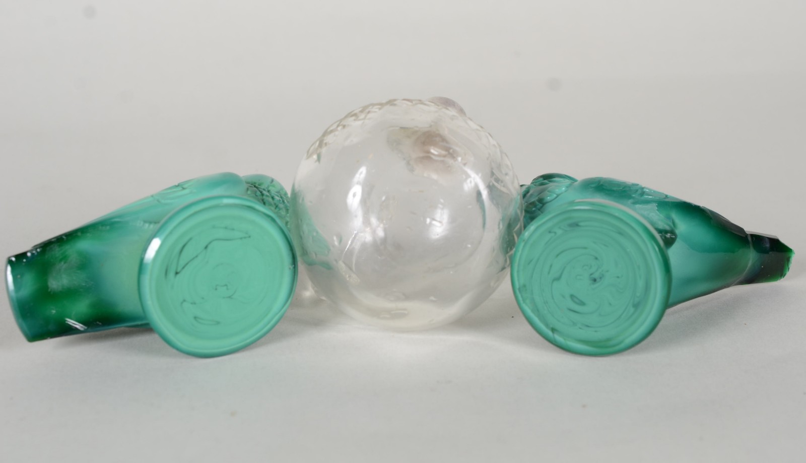 Três peças diversas, sendo: 2 esculturas de pedra verde representando... - foto 5 de 9