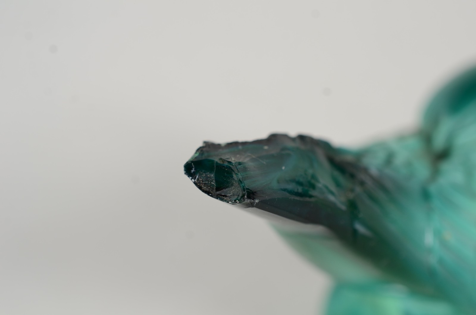 Três peças diversas, sendo: 2 esculturas de pedra verde representando... - foto 6 de 9