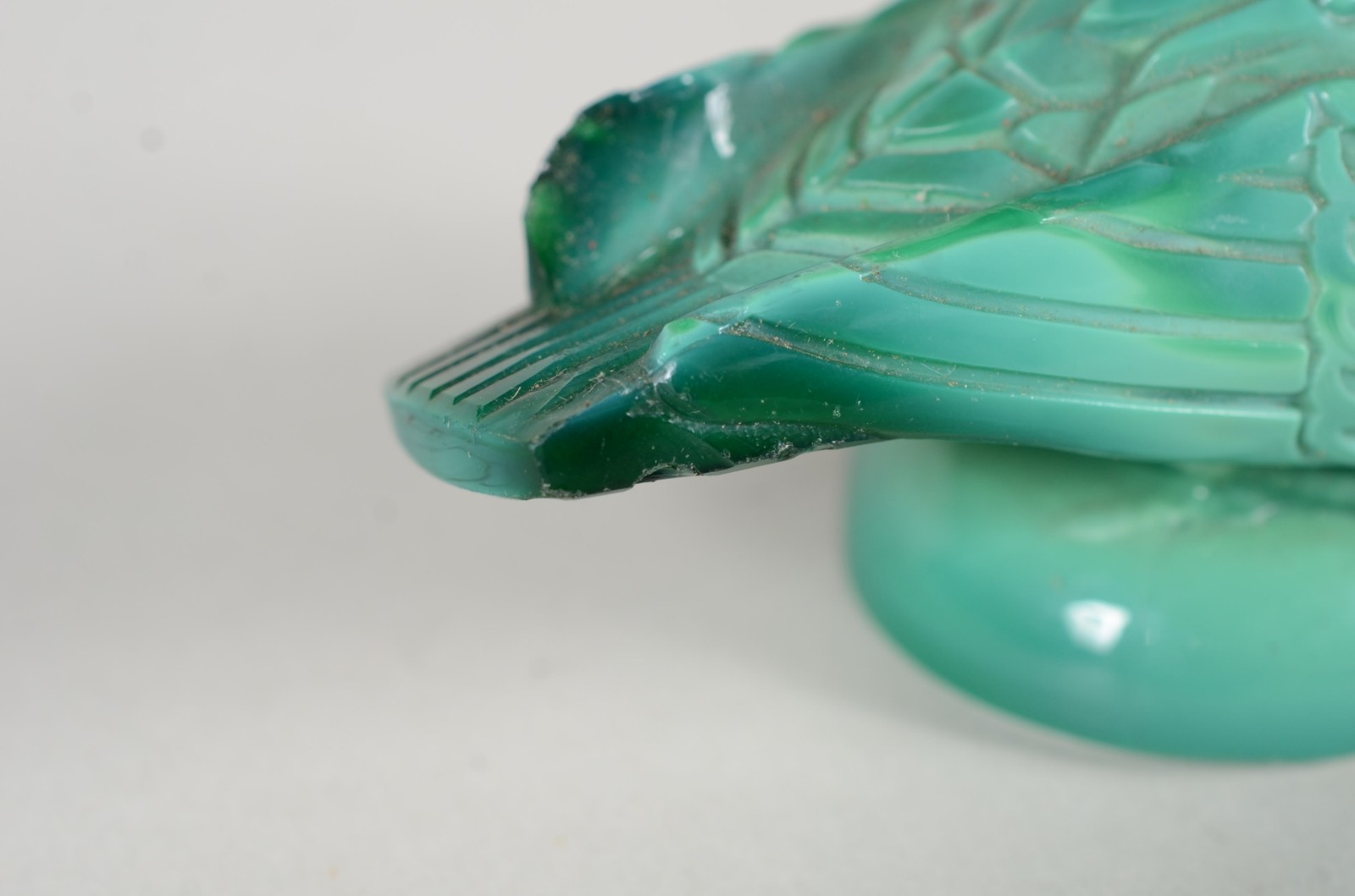 Três peças diversas, sendo: 2 esculturas de pedra verde representando... - foto 8 de 9