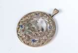 Antigo pendente de platina com ouro 18 k. com s... - Antigo pendente de platina com ouro 18 k. com safiras azuis. (Por motivos de segurança a peça não se encontra na loja)