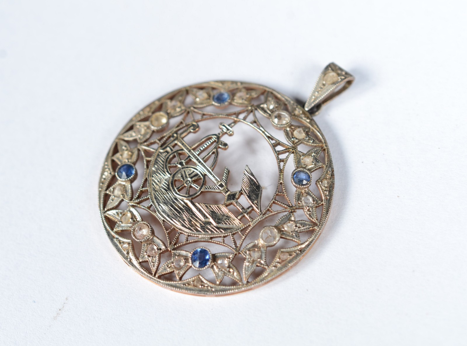 Antigo pendente de platina com ouro 18 k. com safiras azuis. (Por... - foto 1 de 5