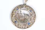 Antigo pendente de platina com ouro 18 k. com s... - Antigo pendente de platina com ouro 18 k. com safiras azuis. (Por motivos de segurança a peça não se encontra na loja)