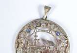 Antigo pendente de platina com ouro 18 k. com s... - Antigo pendente de platina com ouro 18 k. com safiras azuis. (Por motivos de segurança a peça não se encontra na loja)