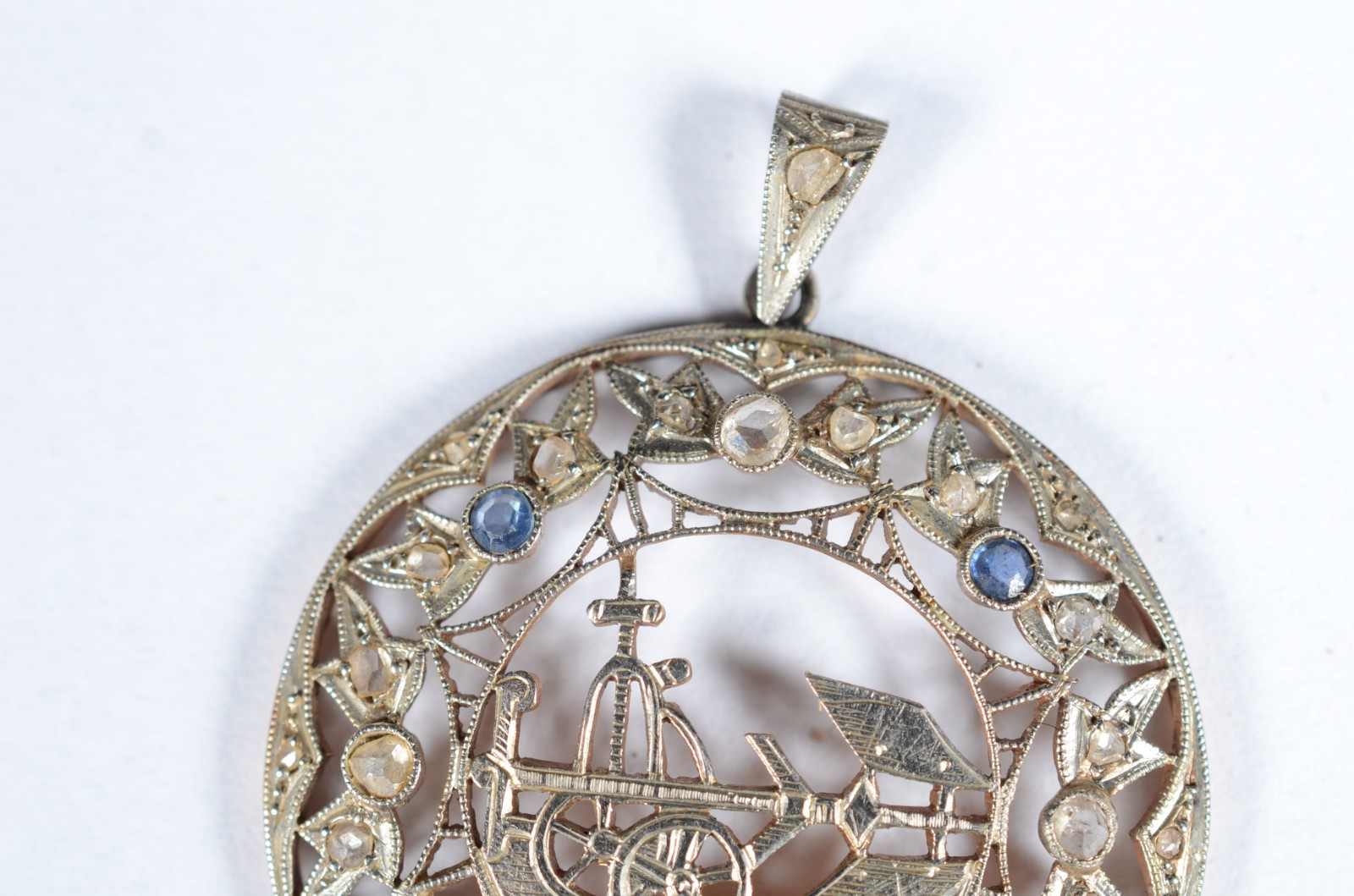 Antigo pendente de platina com ouro 18 k. com safiras azuis. (Por... - foto 3 de 5