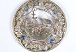Antigo pendente de platina com ouro 18 k. com s... - Antigo pendente de platina com ouro 18 k. com safiras azuis. (Por motivos de segurança a peça não se encontra na loja)