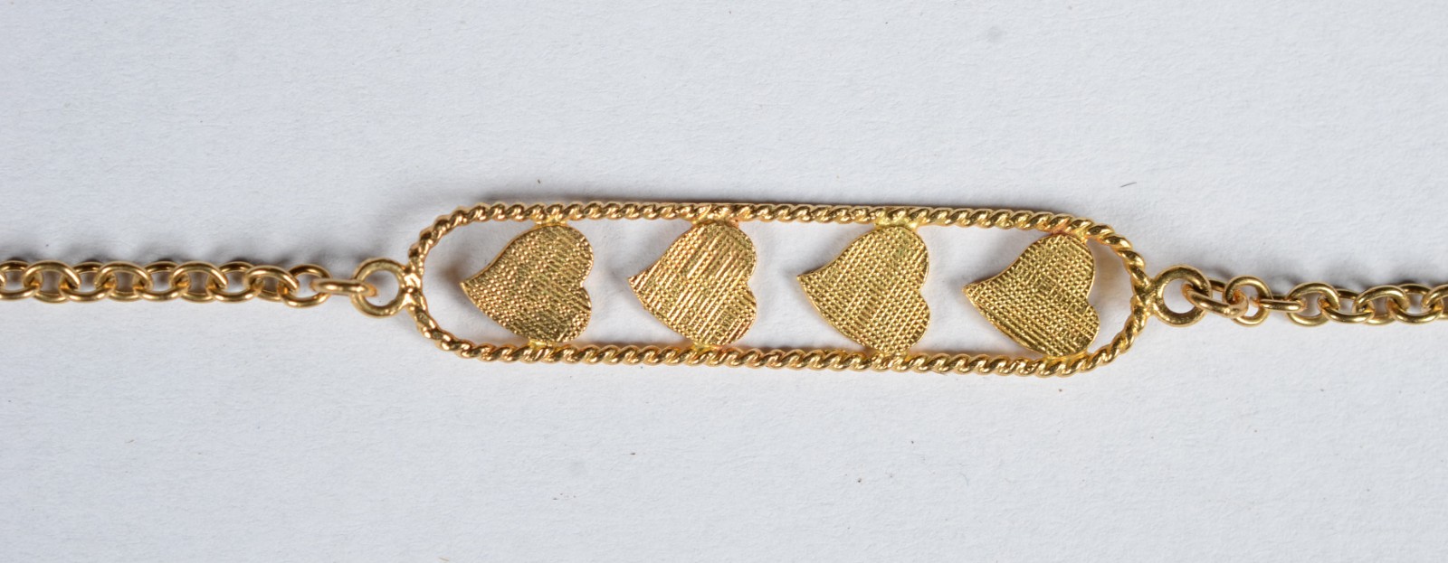 Pulseira de ouro 18 k., placa com 4 corações esmaltados. (Por motivos... - foto 6 de 6