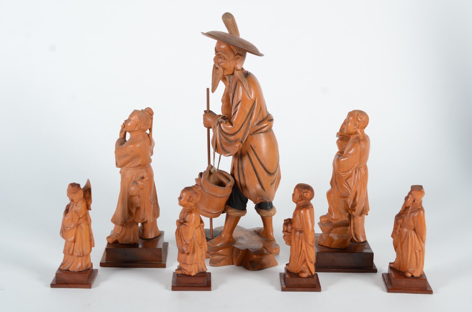 Conjunto com 7 estatuetas orientais esculpidas em madeira... - foto 4 de 5