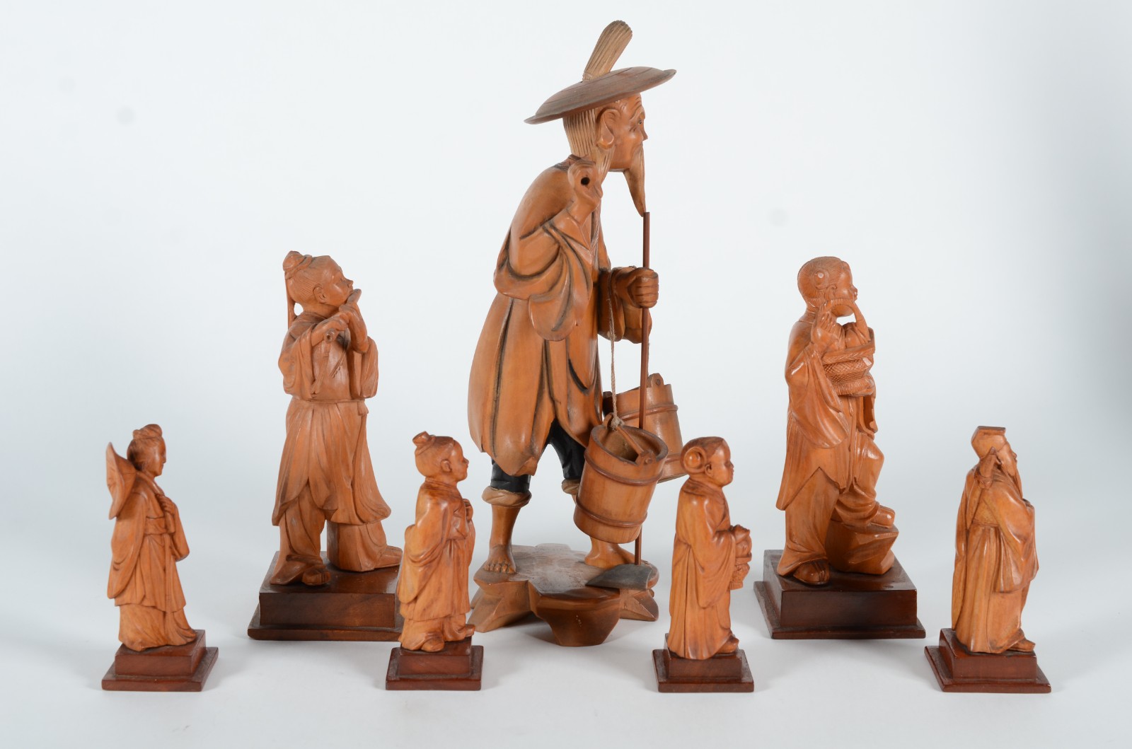 Conjunto com 7 estatuetas orientais esculpidas em madeira... - foto 2 de 5
