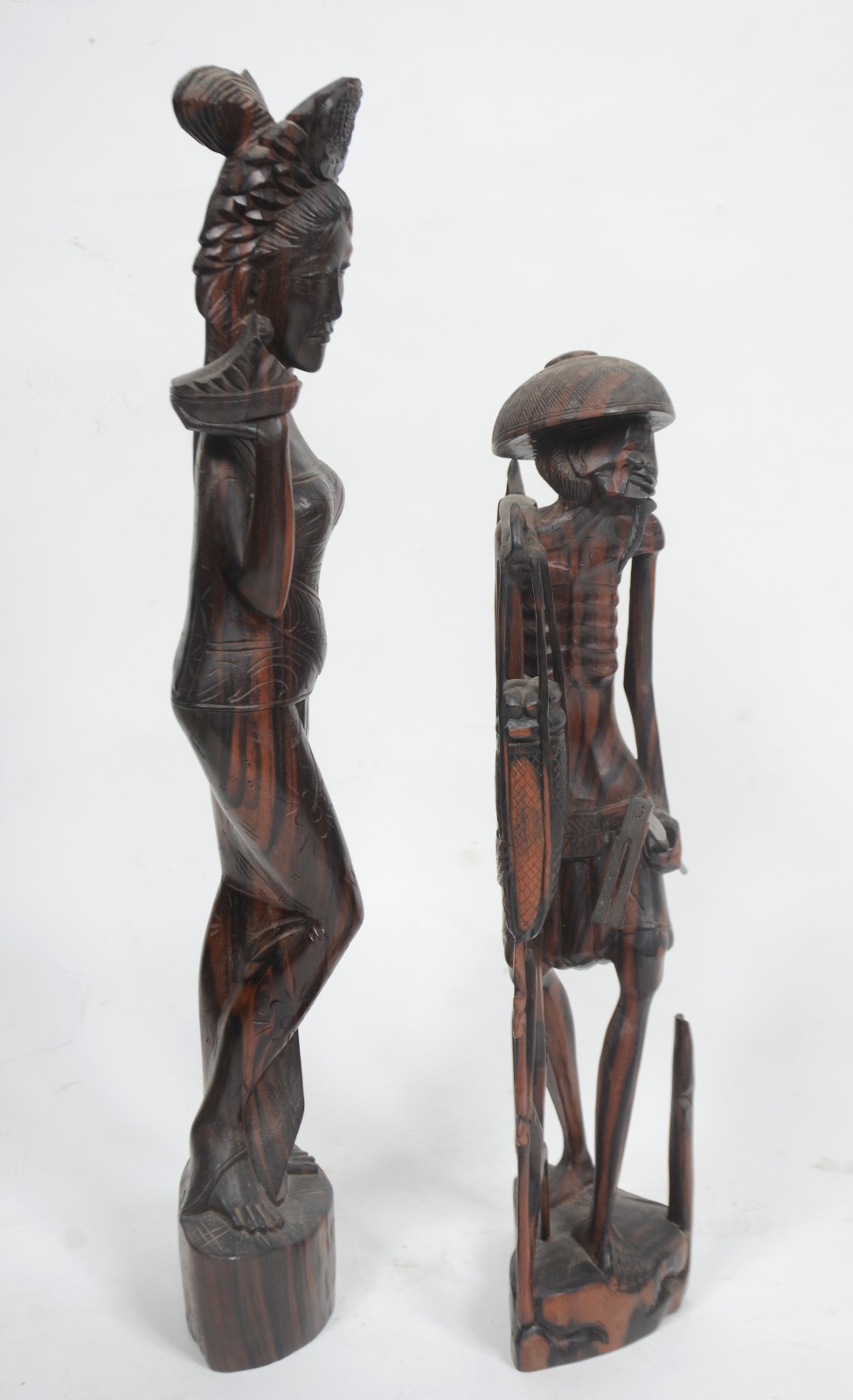 Duas figuras orientais de madeira entalhada. - foto 4 de 7