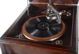 CASA EDISON, VOXOPHON - Vitrola a manivela em móvel de madeira nobre, parte inferior para guardar discos. Funcionando.  (pequena parte colada e desgastes do tempo).