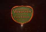 CASA EDISON, VOXOPHON - Vitrola a manivela em móvel de madeira nobre, parte inferior para guardar discos. Funcionando.  (pequena parte colada e desgastes do tempo).