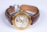 Breitling (1884),  - Relógio feminino á Quartz, fundo de madrepérola, coroa de ouro, pulseira de couro. No estojo original com documentos.