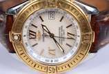 Breitling (1884),  - Relógio feminino á Quartz, fundo de madrepérola, coroa de ouro, pulseira de couro. No estojo original com documentos.