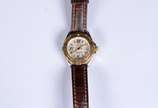 Breitling (1884),  - Relógio feminino á Quartz, fundo de madrepérola, coroa de ouro, pulseira de couro. No estojo original com documentos.