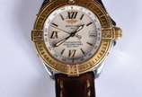 Breitling (1884),  - Relógio feminino á Quartz, fundo de madrepérola, coroa de ouro, pulseira de couro. No estojo original com documentos.