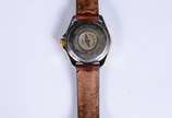 Breitling (1884),  - Relógio feminino á Quartz, fundo de madrepérola, coroa de ouro, pulseira de couro. No estojo original com documentos.