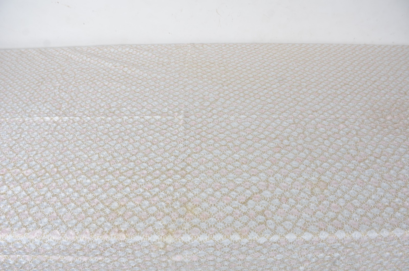 Toalha de mesa oriental na cor branca com bordados em dourado... - foto 9 de 11