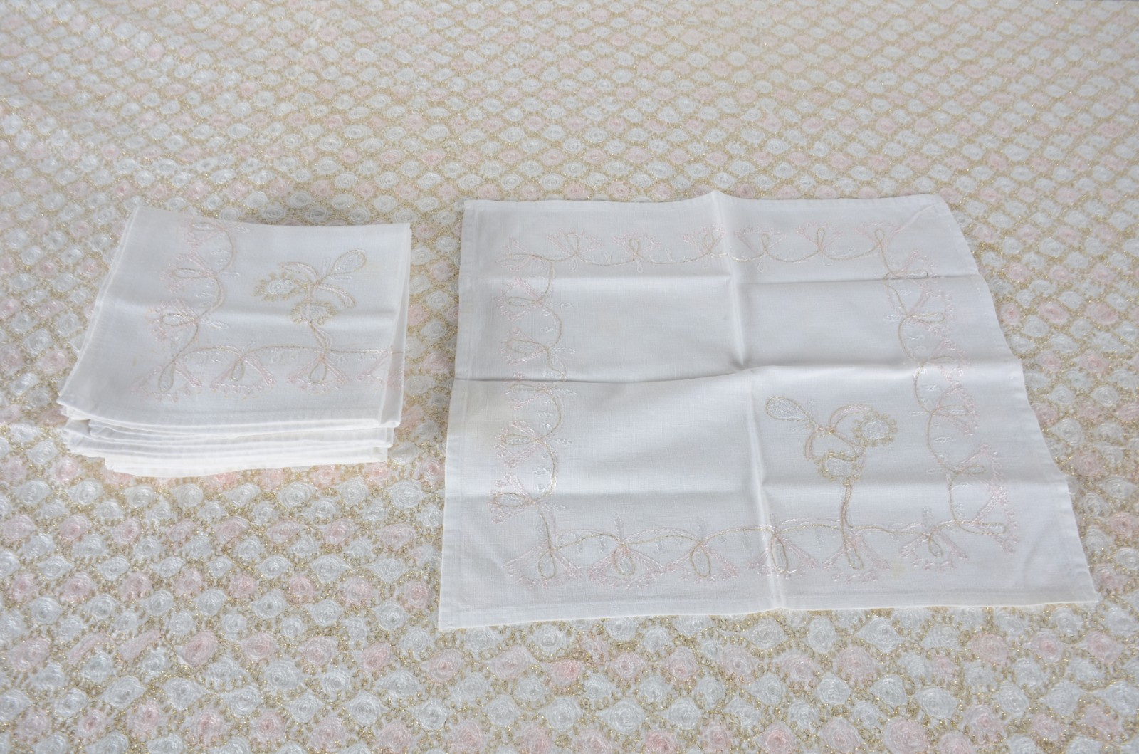 Toalha de mesa oriental na cor branca com bordados em dourado... - foto 3 de 11