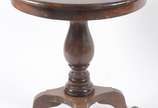Mesa de madeira nobre estilo colonial brasileir... - Mesa de madeira nobre estilo colonial brasileiro. Apresenta pequenos desgastes e tampo com emenda.