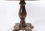 Mesa de madeira nobre estilo colonial brasileir... - Mesa de madeira nobre estilo colonial brasileiro. Apresenta pequenos desgastes e tampo com emenda.