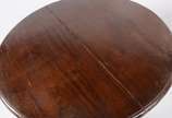 Mesa de madeira nobre estilo colonial brasileir... - Mesa de madeira nobre estilo colonial brasileiro. Apresenta pequenos desgastes e tampo com emenda.