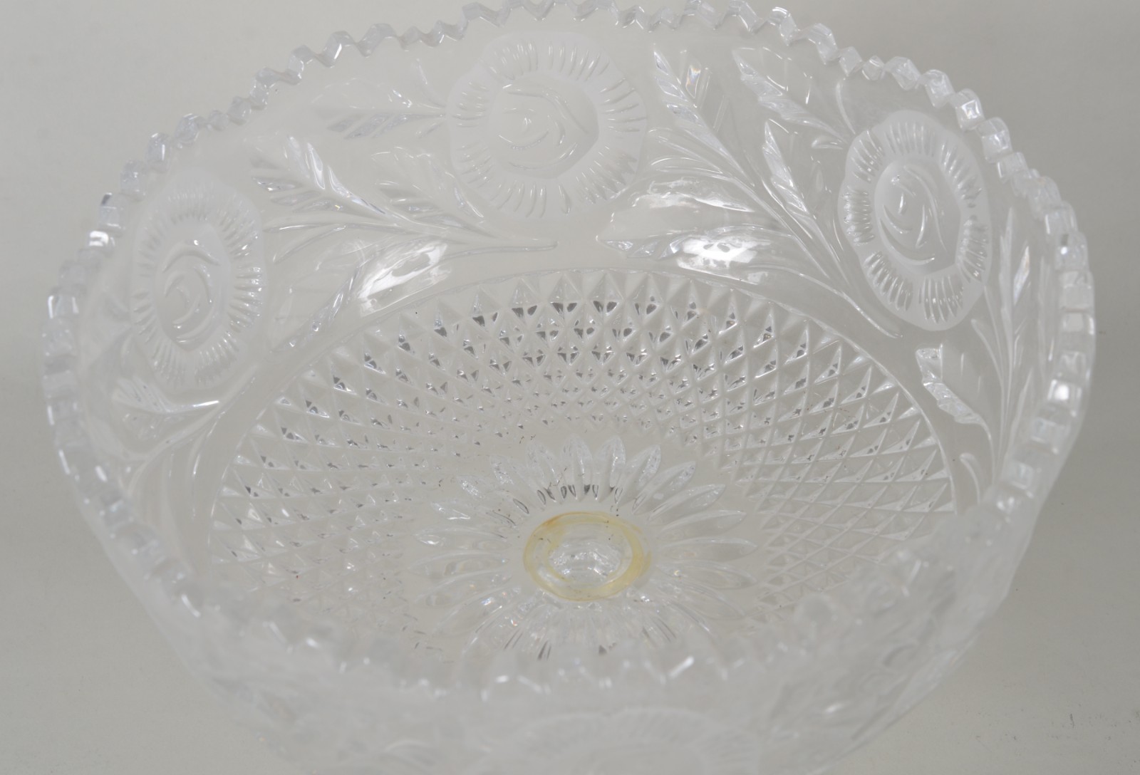 Três peças de cristal, sendo: compoteira facetada (lascado na borda)... - foto 2 de 10
