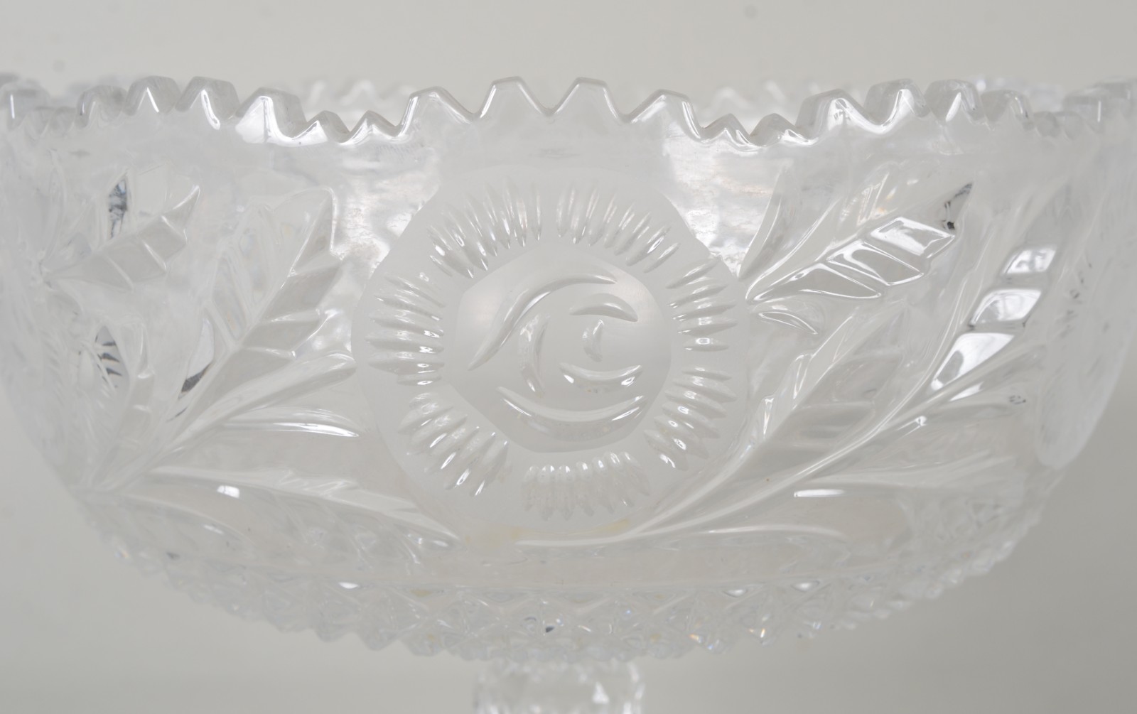 Três peças de cristal, sendo: compoteira facetada (lascado na borda)... - foto 3 de 10